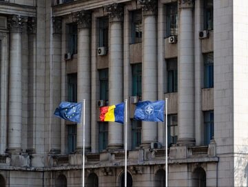 Flagi UE, Rumunii i NATO przed rumuńskim MSW, zdjęcie ilustracyjne