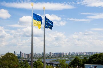 Flagi Ukrainy i Unii Europejskiej