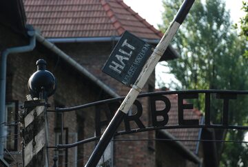 Fragment bramy z napisem „Arbeit Macht Frei” w Auschwitz