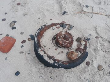Fragment czołgu znaleziony na plaży