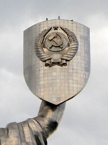 Fragment ogromnego pomnika "Matki Ojczyzny" w Kijowie, tarcza z godłem ZSRR