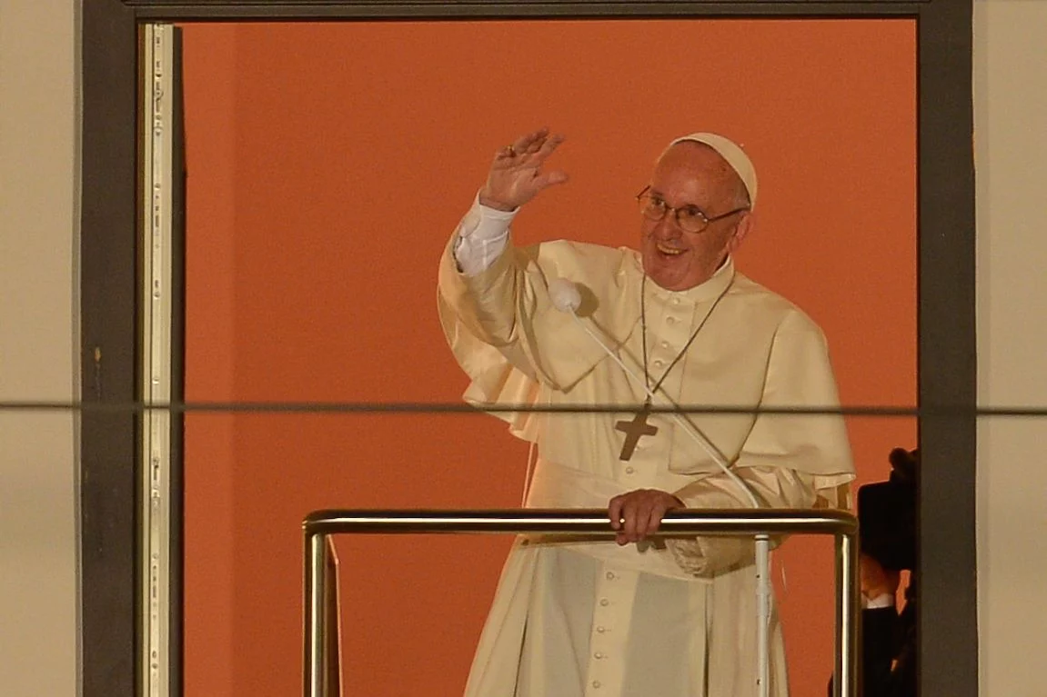 Papież Franciszek w oknie przy Franciszkańskiej 3