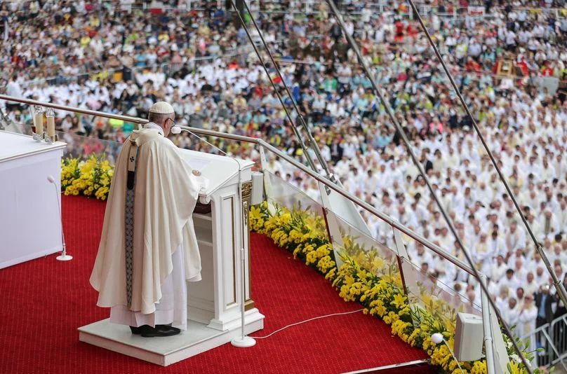 Papież wygłasza homilię z Wałów Jasnogórskich