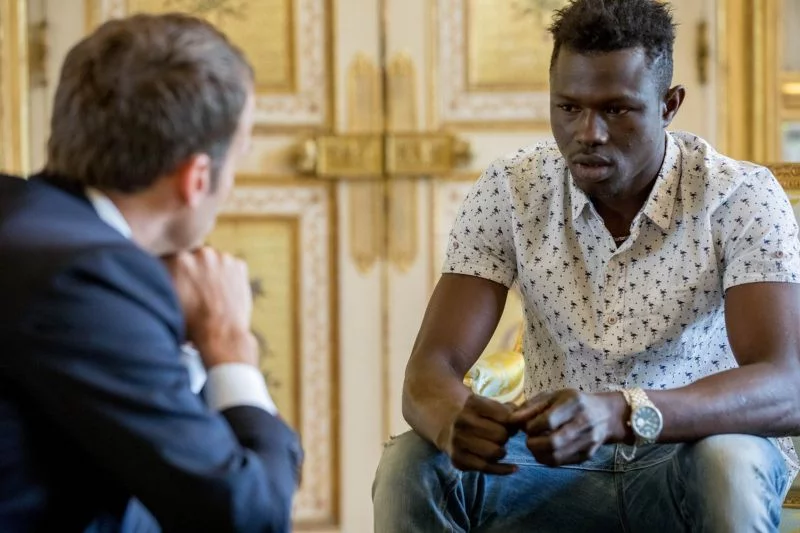 Emmanuel Macron i "Spiderman z 18. dzielnicy" Mamoudou Gassama