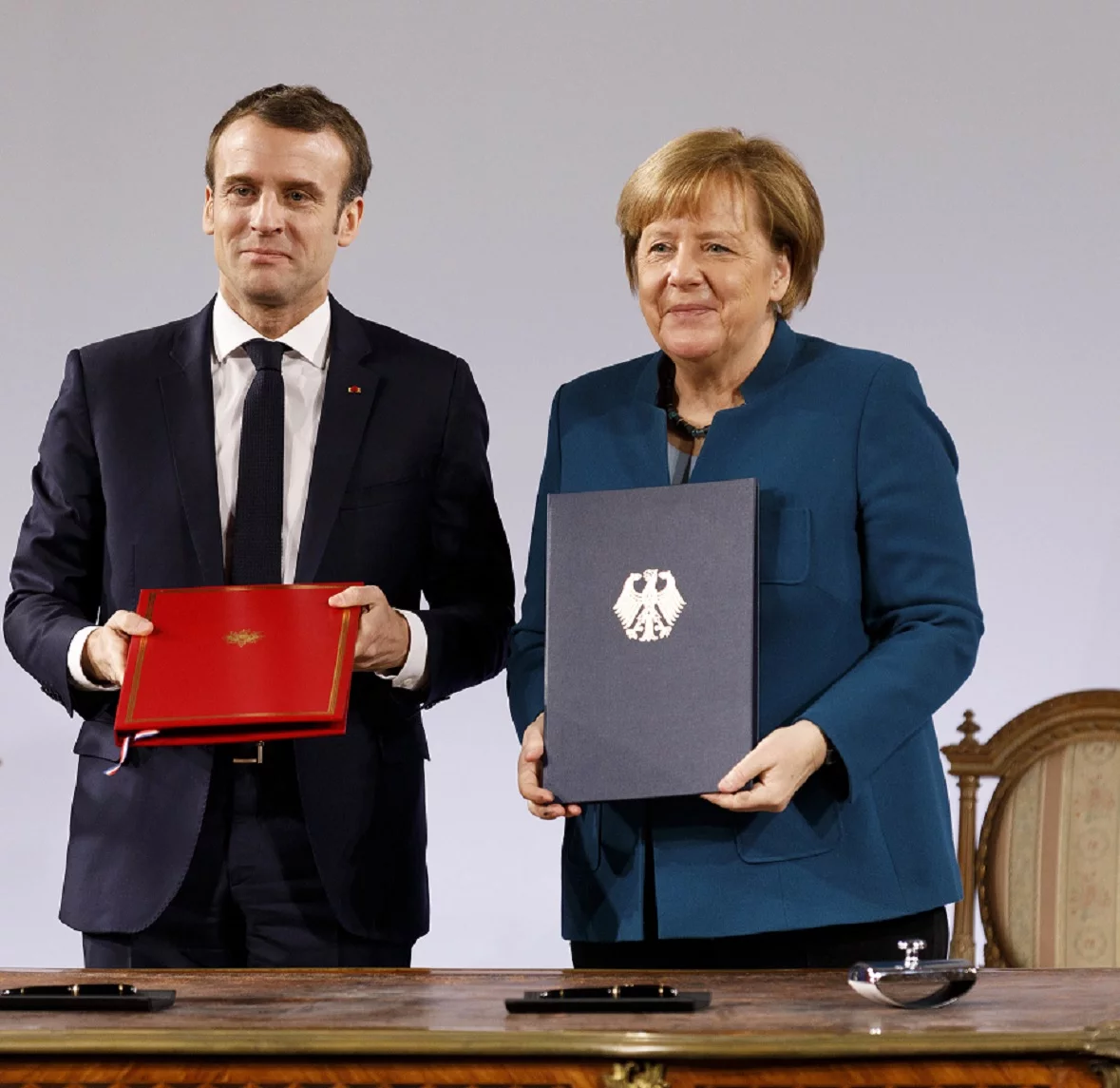 Angela Merkel i Emmanuel Macron po podpisaniu traktatu o współpracy