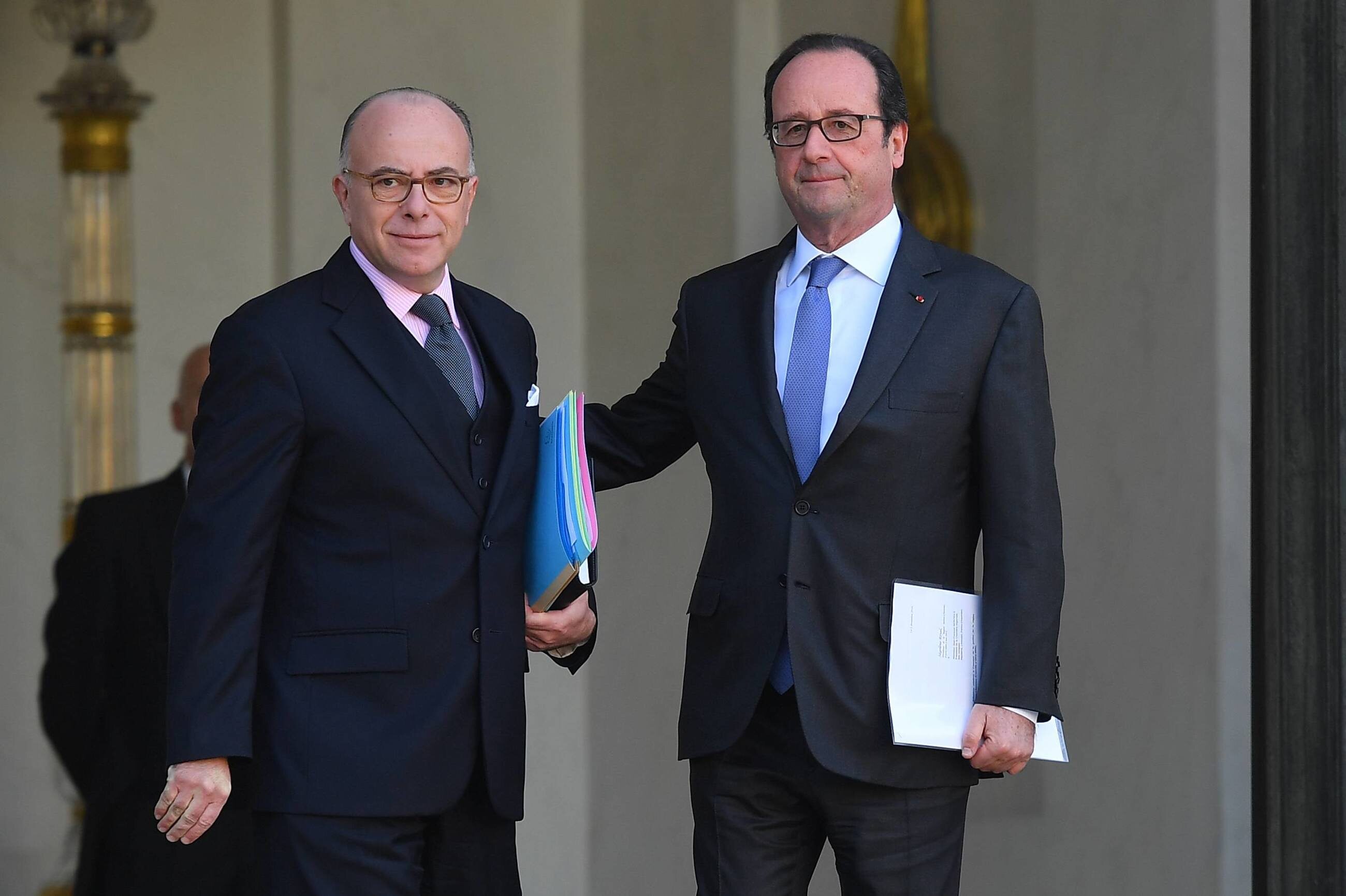 Francois Hollande i Bernard Cazeneuve przed cotygodnioweym posiedzeniem rzadu