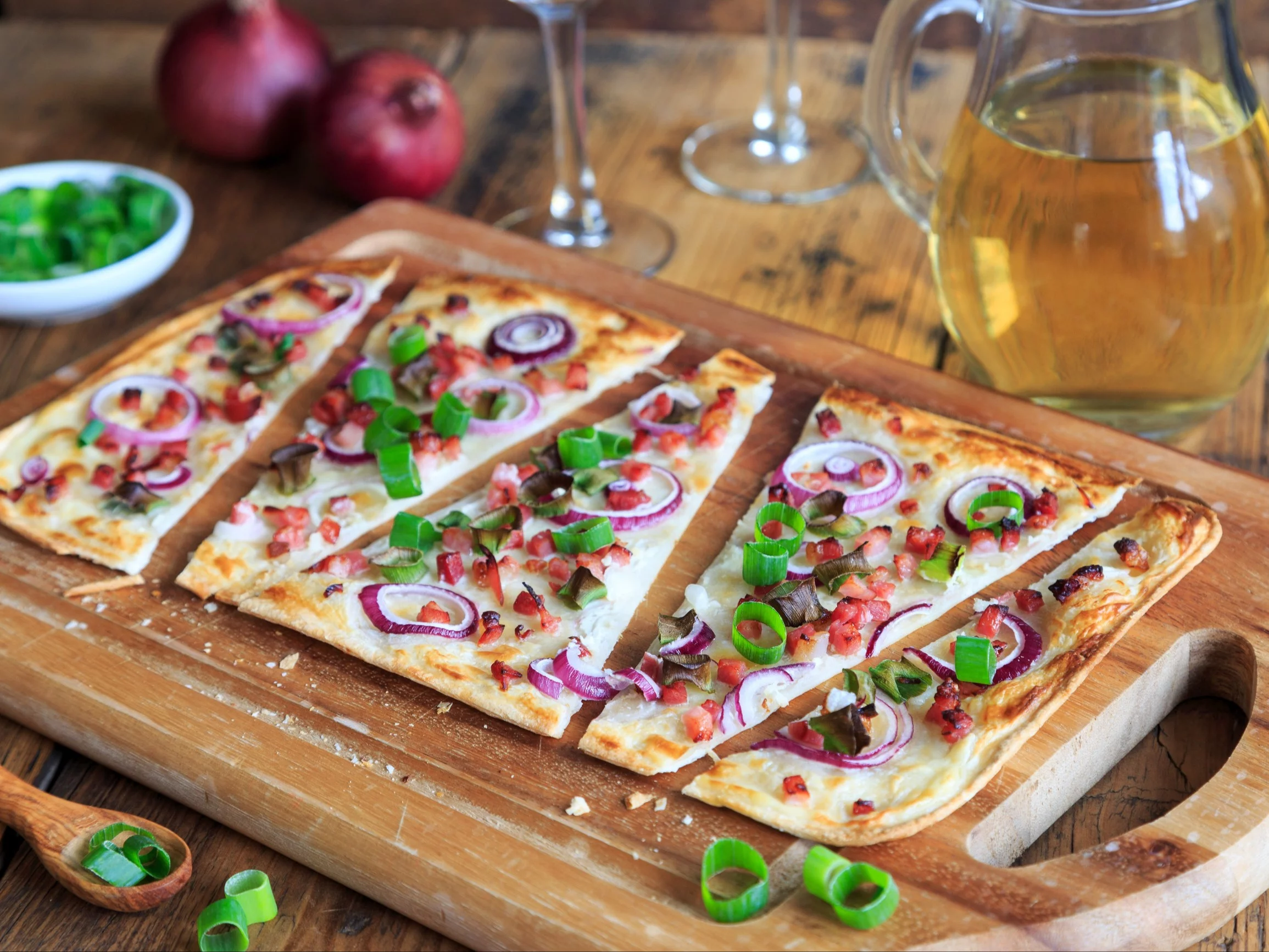 Tarte flambée z boczkiem i cebulą