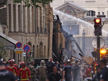 Francuskie służby ratownicze pracują na miejscu pożaru po wybuchu gazu w 5. dzielnicy Paryża