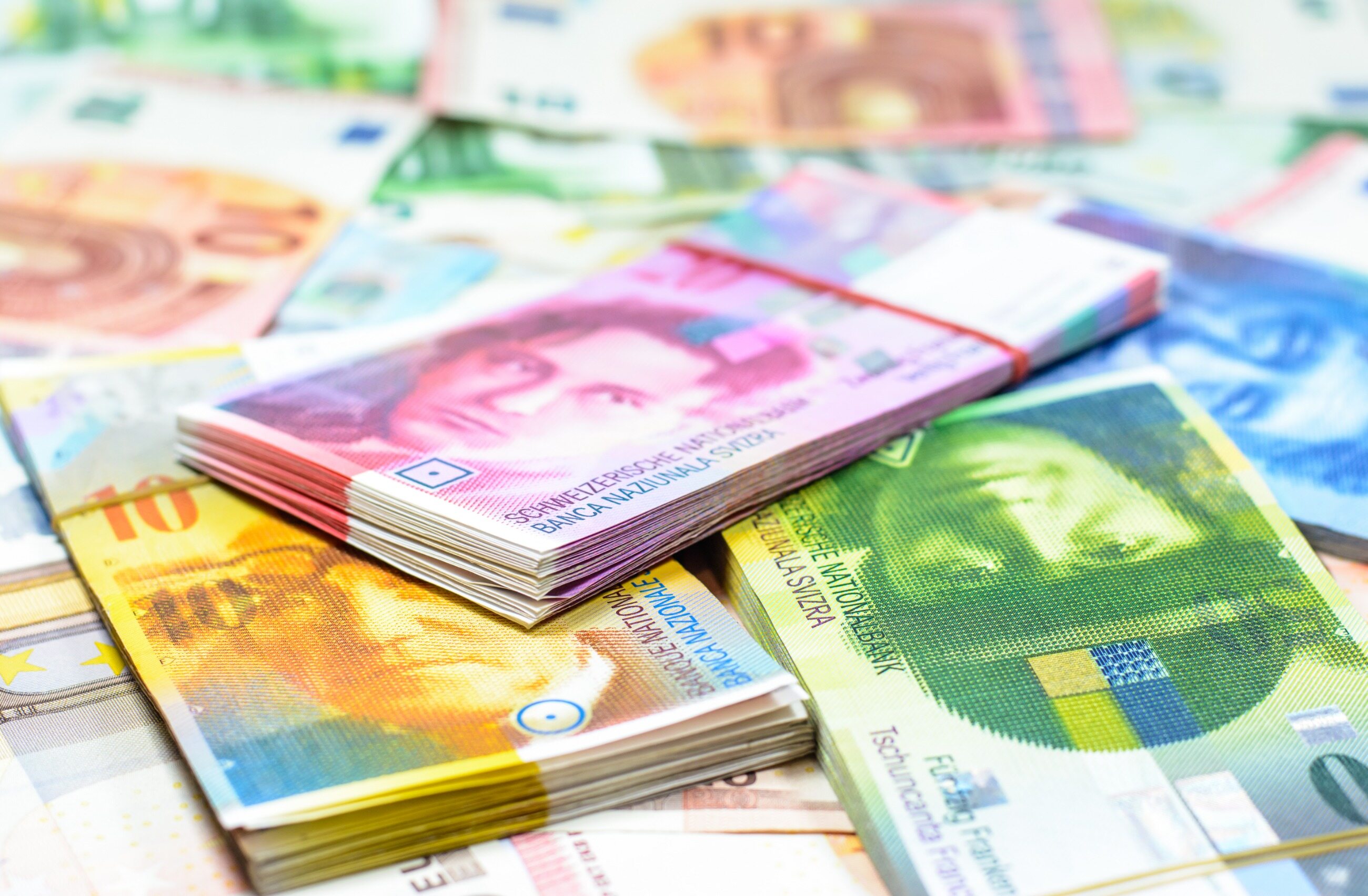 Швейцарские франки в рубли. Швейцарский Франк. Деньги Швейцарии. Франки валюта. Швейцарский Франк фото.