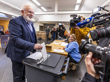Frans Timmermans oddający głos w wyborach w Holandii