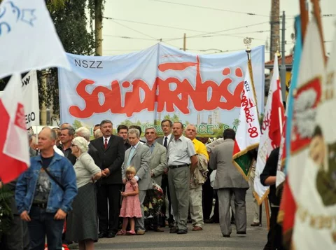 Uroczystości przed bramą główną stoczni szczecińskiej przy tablicy poświęconej Ofiarom Grudnia'70 (fot. PAP/Marcin Bielecki)