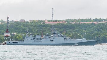 Fregata Admirał Grigorowicz w porcie w Sewastopolu na Krymie