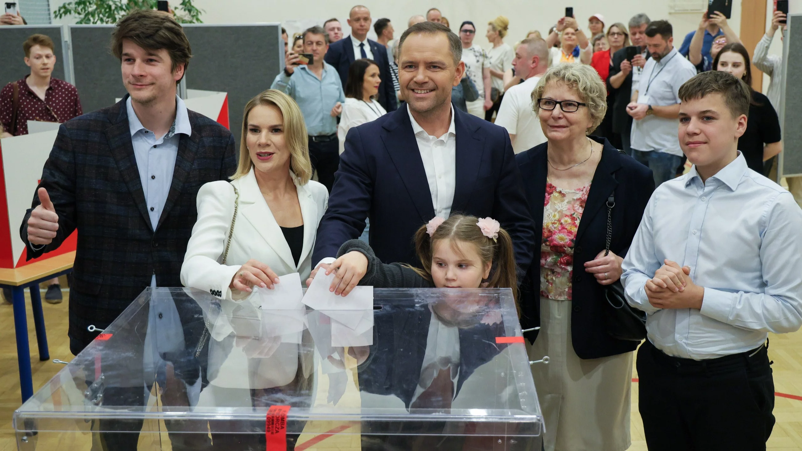 Karol Nawrocki głosujący w wyborach prezydenckich 2025