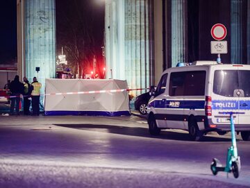 Funkcjonariusze berlińskiej policji prowadzą dochodzenie w sprawie incydentu przed Bramą Brandenburską w Berlinie