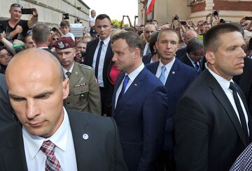 Funkcjonariusze BOR ochraniający prezydenta Andrzeja Dudę