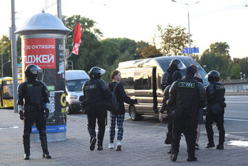 Funkcjonariusze milicji tłumiący protesty w Mińsku