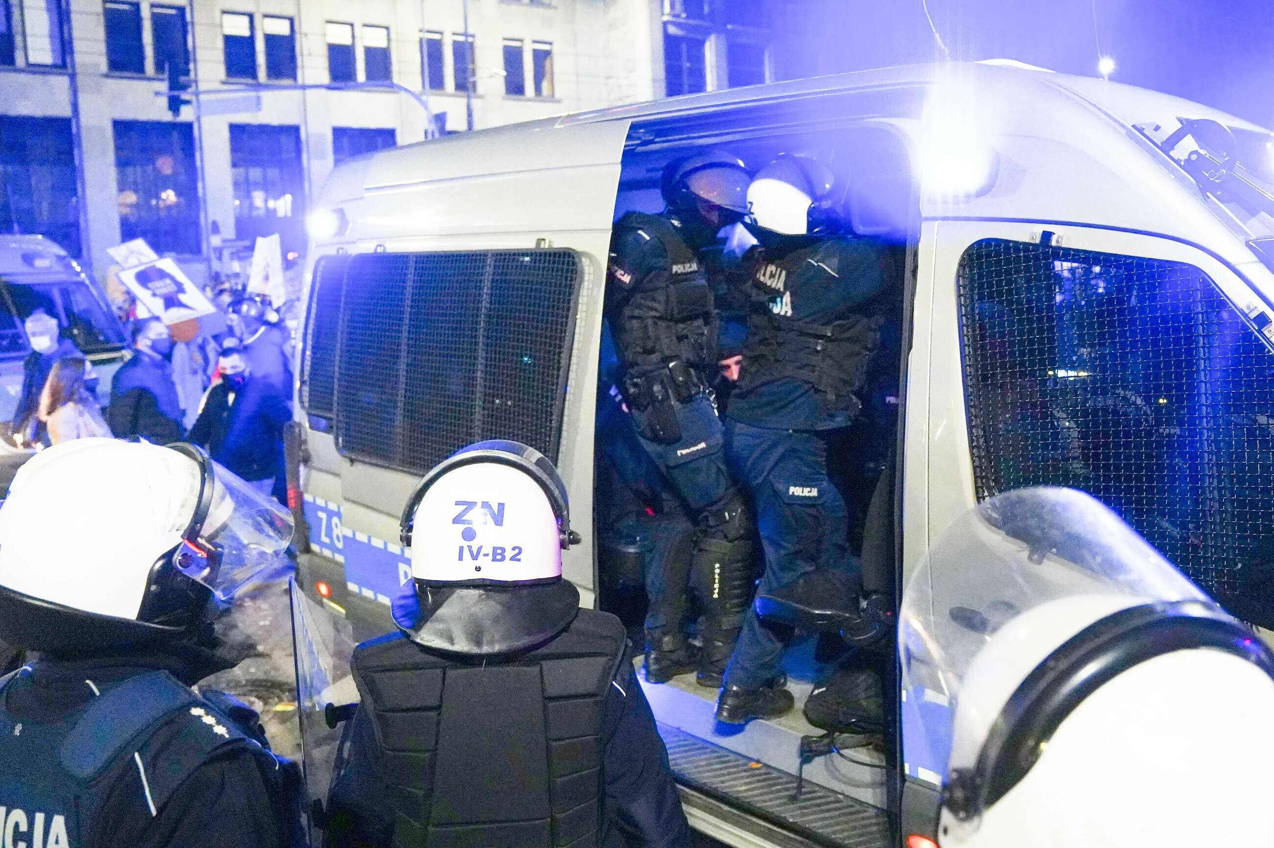 Funkcjonariusze policji w czasie protestu w Warszawie