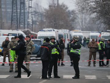 Funkcjonariusze policji w pobliżu obiektu infrastruktury trafionego ostrzałem w Kijowie