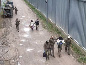 Funkcjonariusze Straży Granicznej i żołnierze WP pomogli kobiecie przy granicy polsko-białoruskiej