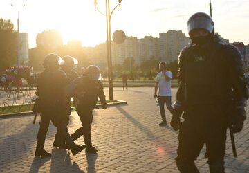 Funkcjonariusze tłumiący protesty w Mińsku