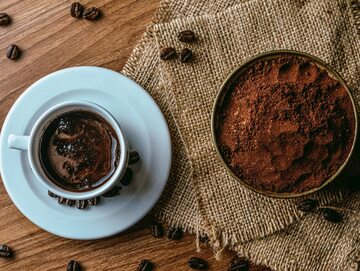 Fusy z kawy są naturalnym nawozem do roślin, ale duże stężenie kofeiny może je zabić