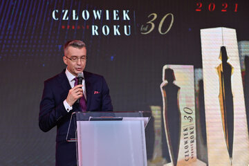 Gala wręczania nagrody Człowieka Roku "Wprost" 2021. Na scenie prowadzący wydarzenie prezenter – Grzegorz Miśtal