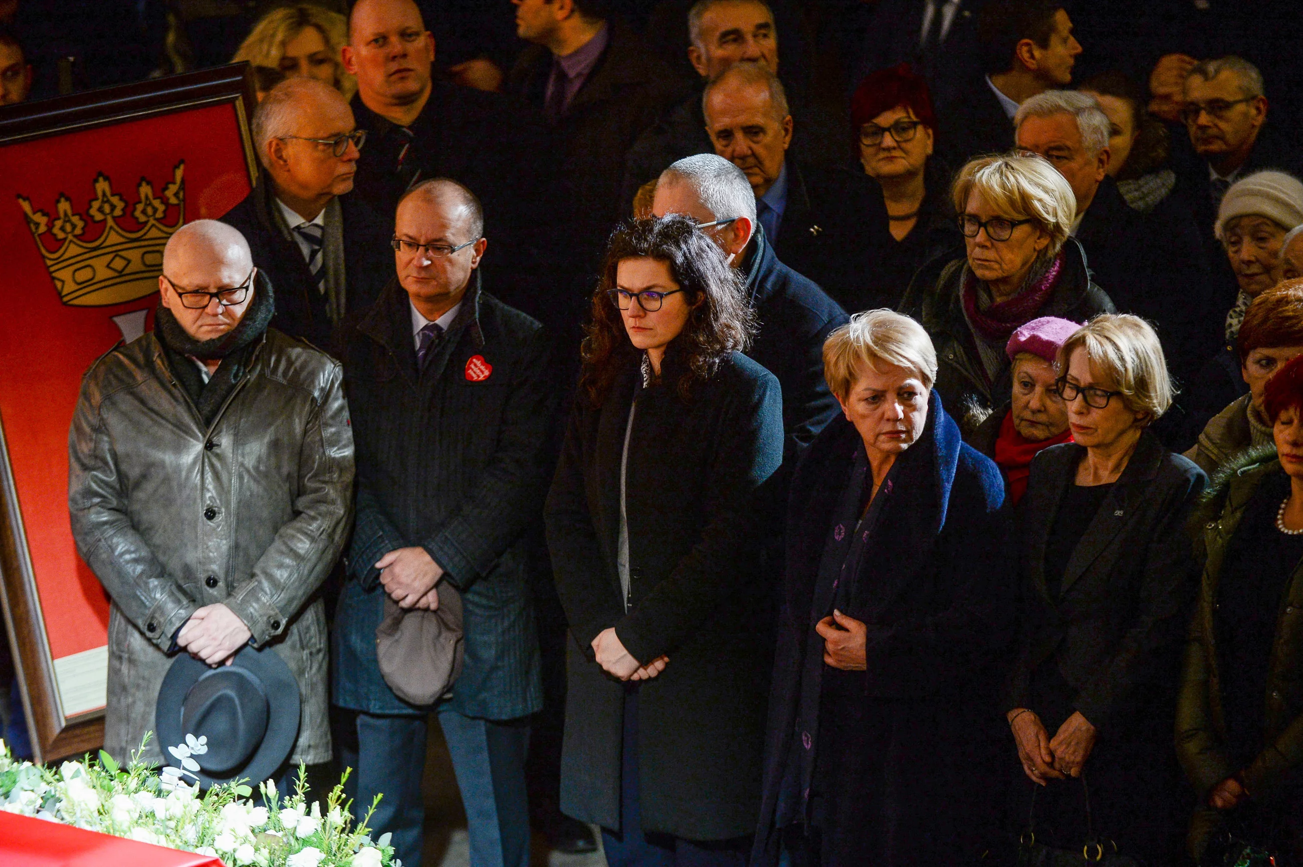 Aleksandra Dulkiewicz (w środku) przy trumnie Pawła Adamowicza