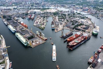 Gdańska Stocznia Remontowa na wyspie Ostrów. Przez większość roku jej doki pływające i nabrzeża są zajęte przez statki różnych typów