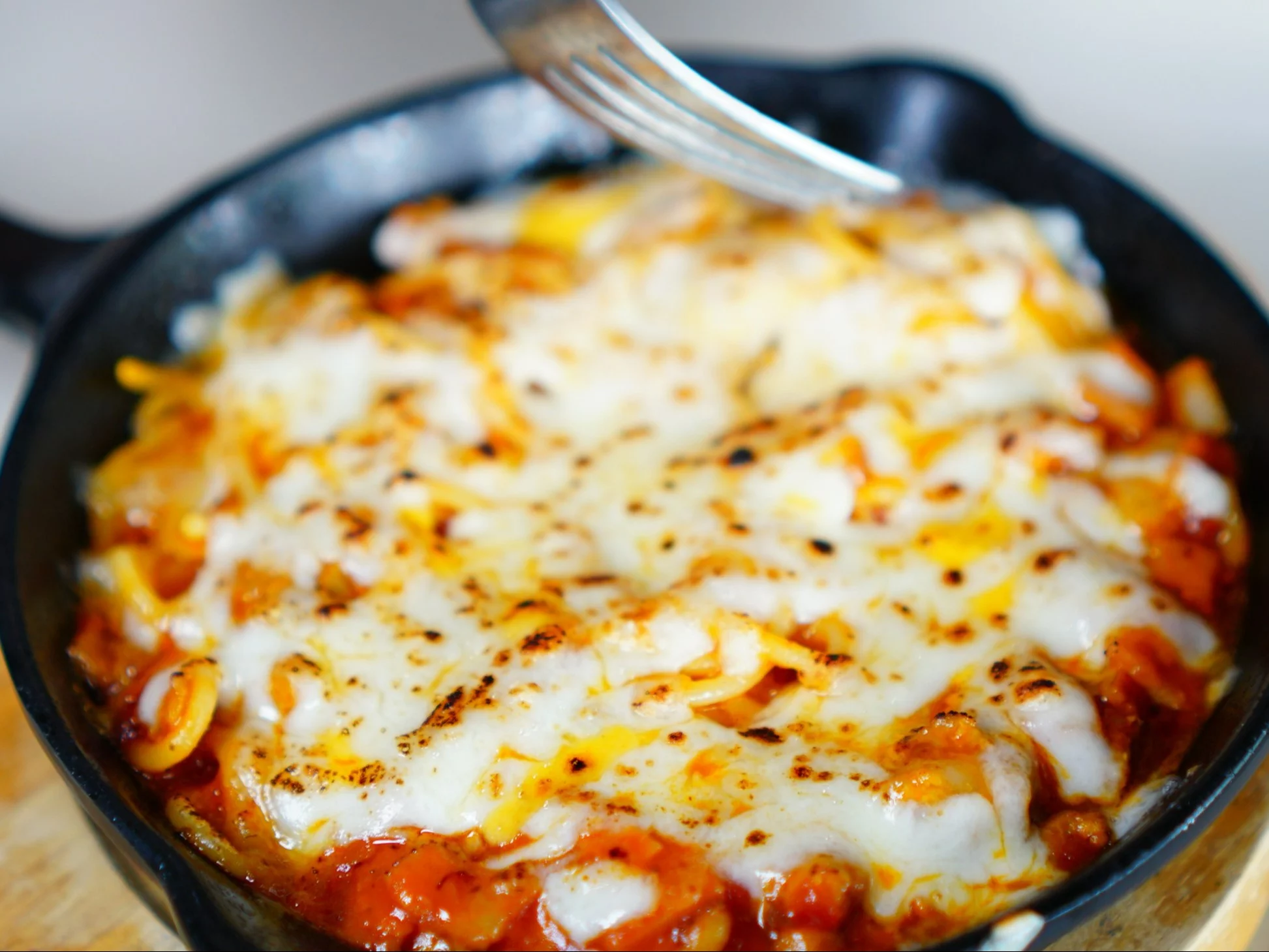 Makaron z patelni z roztopionym serem