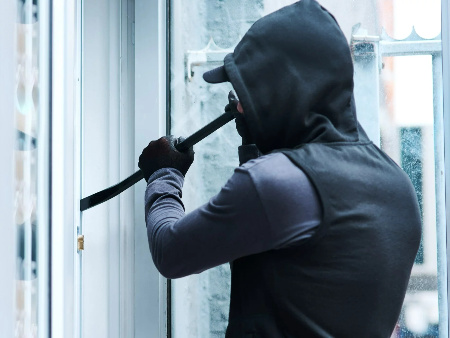 Przestępca włamujący się do mieszkania