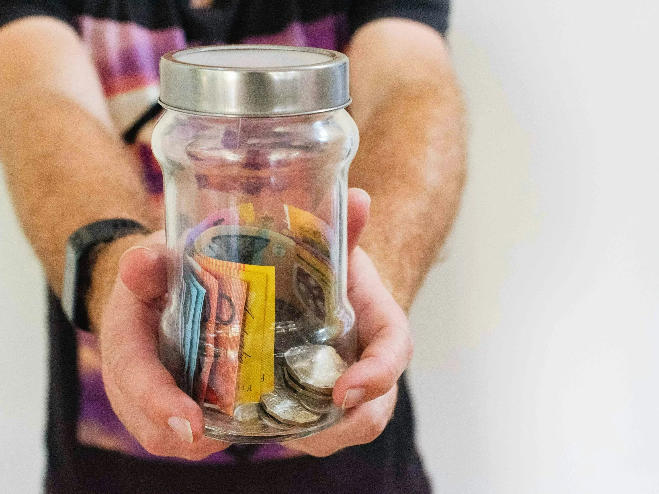 Słoik z pieniędzmi