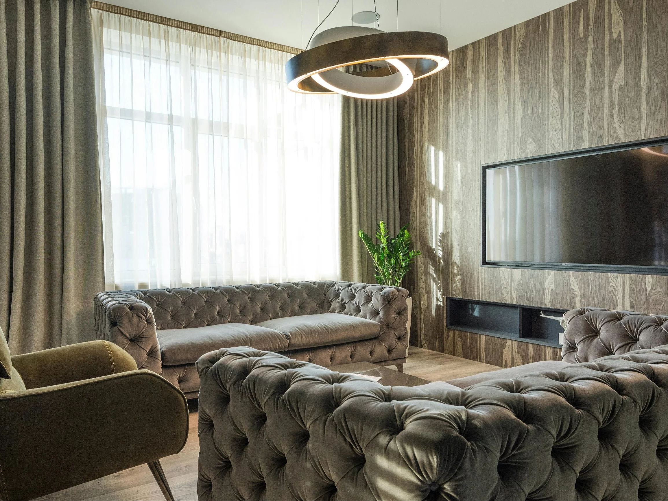 Zbyt centralne ustawienie telewizora sprawia, że cały salon koncentruje się na ekranie — projektanci coraz częściej odchodzą od tego rozwiązania