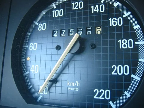Jak informuje policja, samochód mógł pędzić z prędkością 200 km/h (fot. sxc.hu)