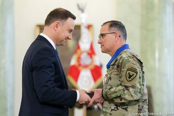 Gen. Curtis M. Scaparrotti odznaczony przez prezydenta Andrzeja Dudę