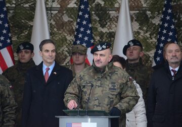 Gen. Jarosław Mika podczas powitania amerykańskich żołnierzy w Żaganiu