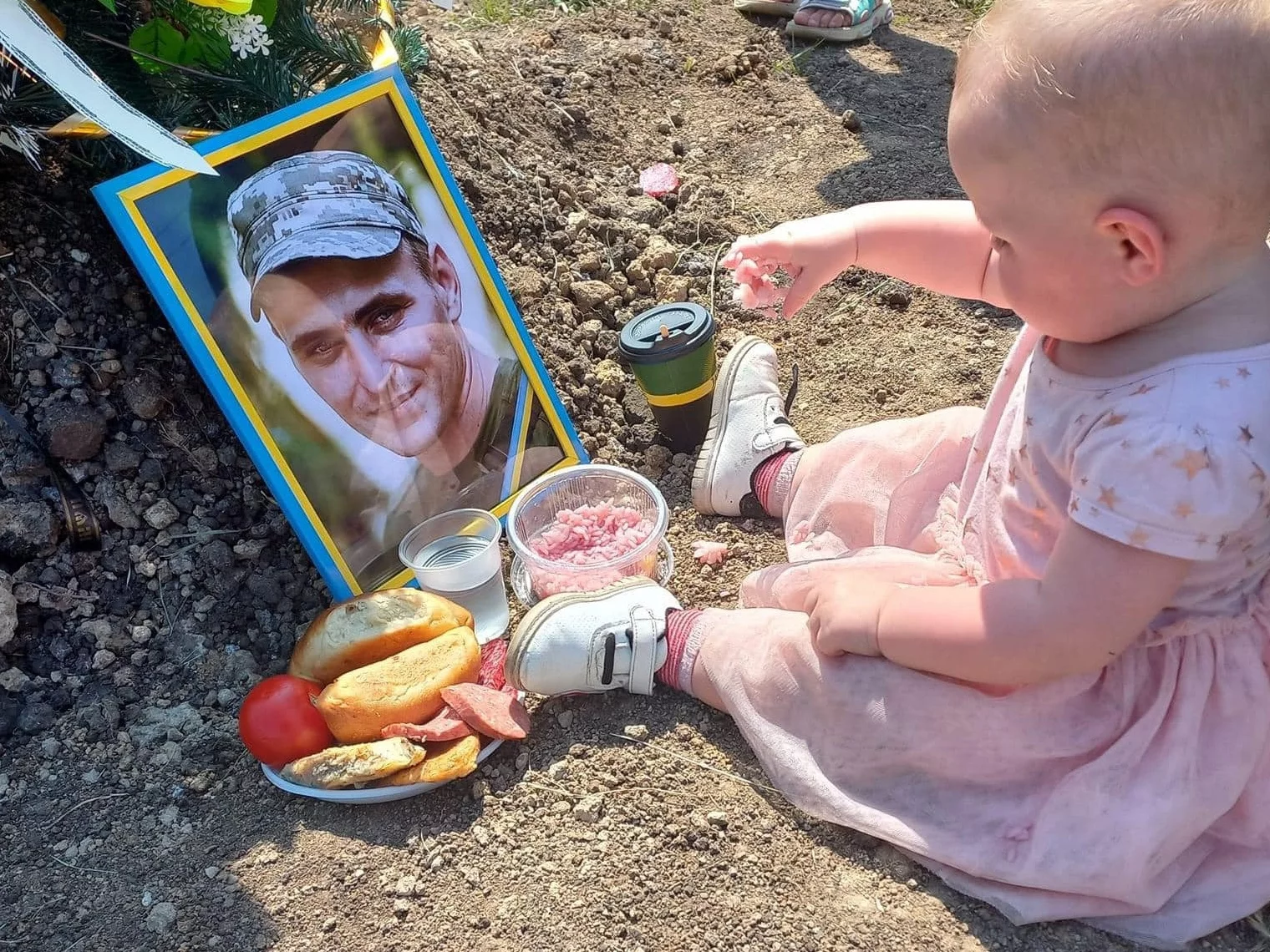 Córeczka na „urodzinowym śniadaniu” z poległym na froncie ojcem. „Moje serce jest rozdarte” – mówiła żona mężczyzny.