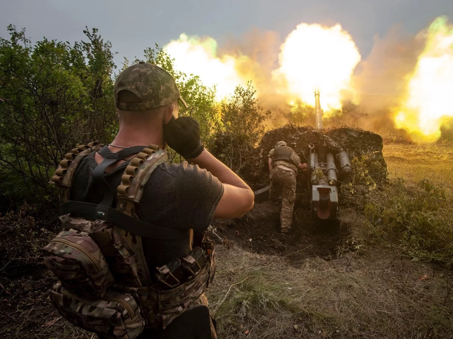 Wystrzał z armaty MT-12 Rapira