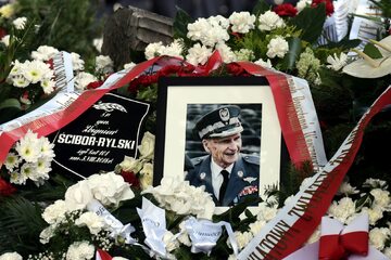 Generał Zbigniew Ścibor-Rylski spoczął w rodzinnym grobie na Cmentarzu Powązkowskim