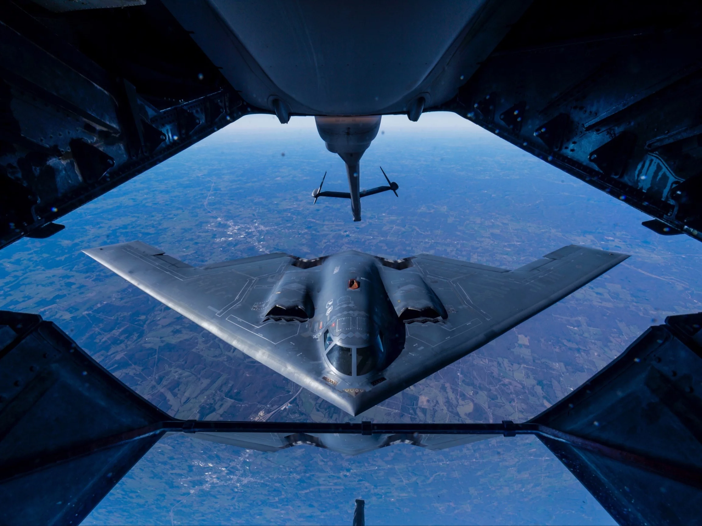 Bombowiec B-2 Spirit w trakcie tankowania, zdjęcie ilustracyjne