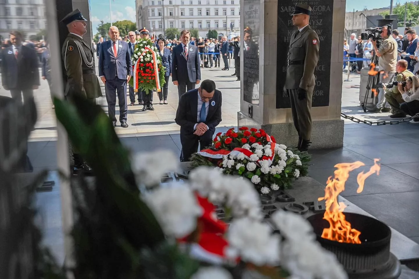 Mateusz Morawiecki przed Grobem Nieznanego Żołnierza w Warszawie