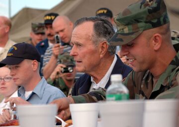 George HW Bush w otoczeniu żołnierzy US Army