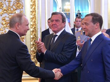 Gerhard Schröder na Kremlu w 2018 roku