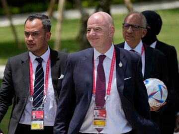 Gianni Infantino (w środku) – prezydent FIFA