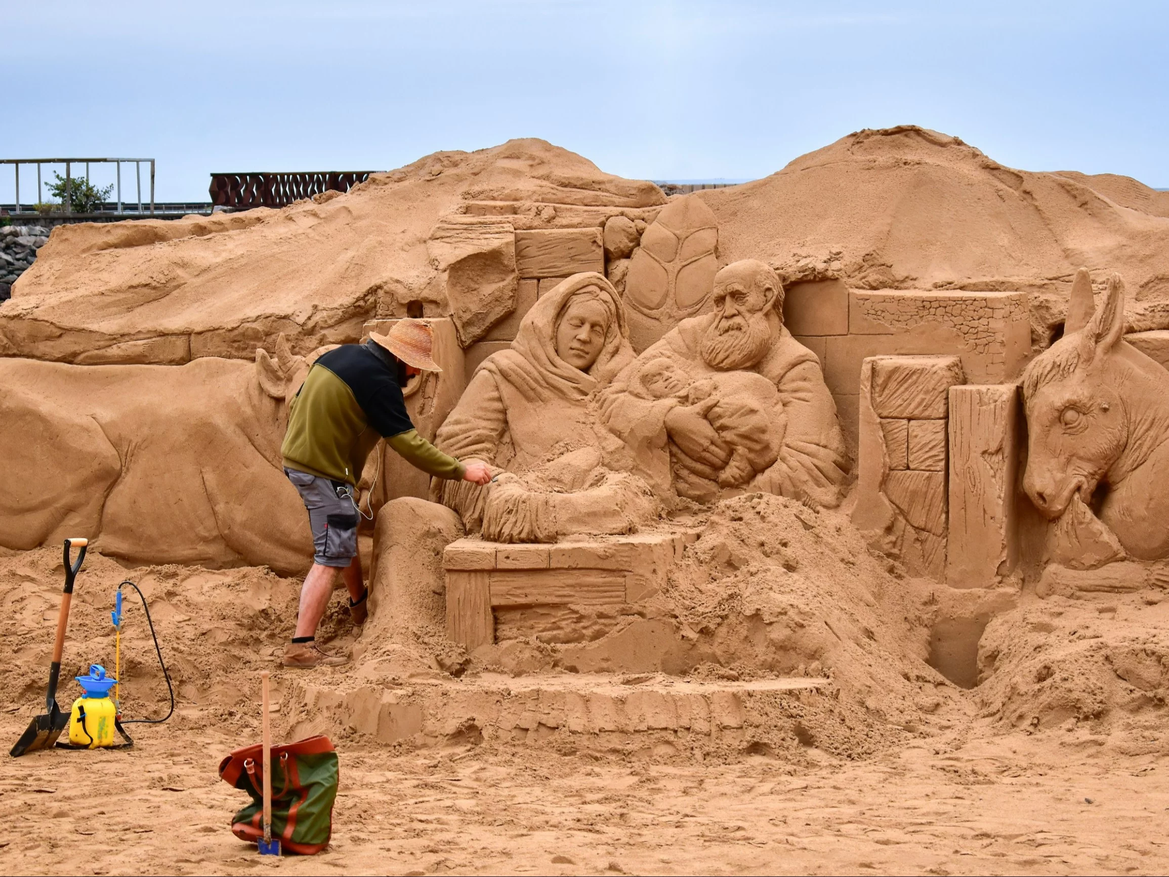 Ta atrakcja wprawia w zadziwienie. Szopka świąteczna cała zrobiona jest z piasku
