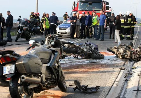 Trzy ofiary śmiertelne &#8211; to bilans wypadku na zakopiance, kiedy w grupę węgierskich motocyklistów wjechał samochód osobowy (fot.PAP/Grzegorz Momot)