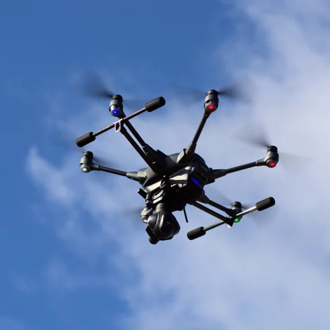Dron z kamerą