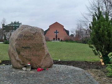 Głaz upamiętniający założenie Parku im. Jana Pawła II w Warszawie przy ul. Romera.