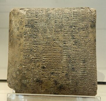Gliniana tabliczka z Ur z ok. 2400 r. p.n.e., na której zapisano transakcję na zakup materiałów i wysokość wynagrodzenia dla robotnika