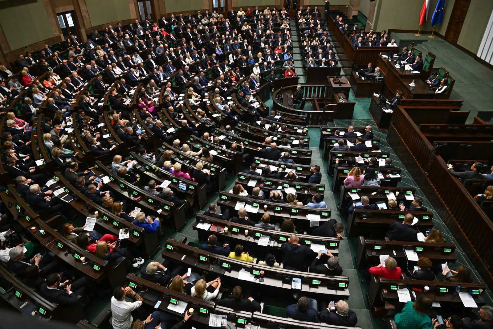 Posłowie na sali plenarnej