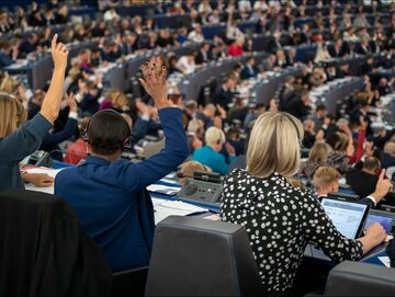 Głosowanie podczas sesji plenarnej w Parlamencie Europejskim